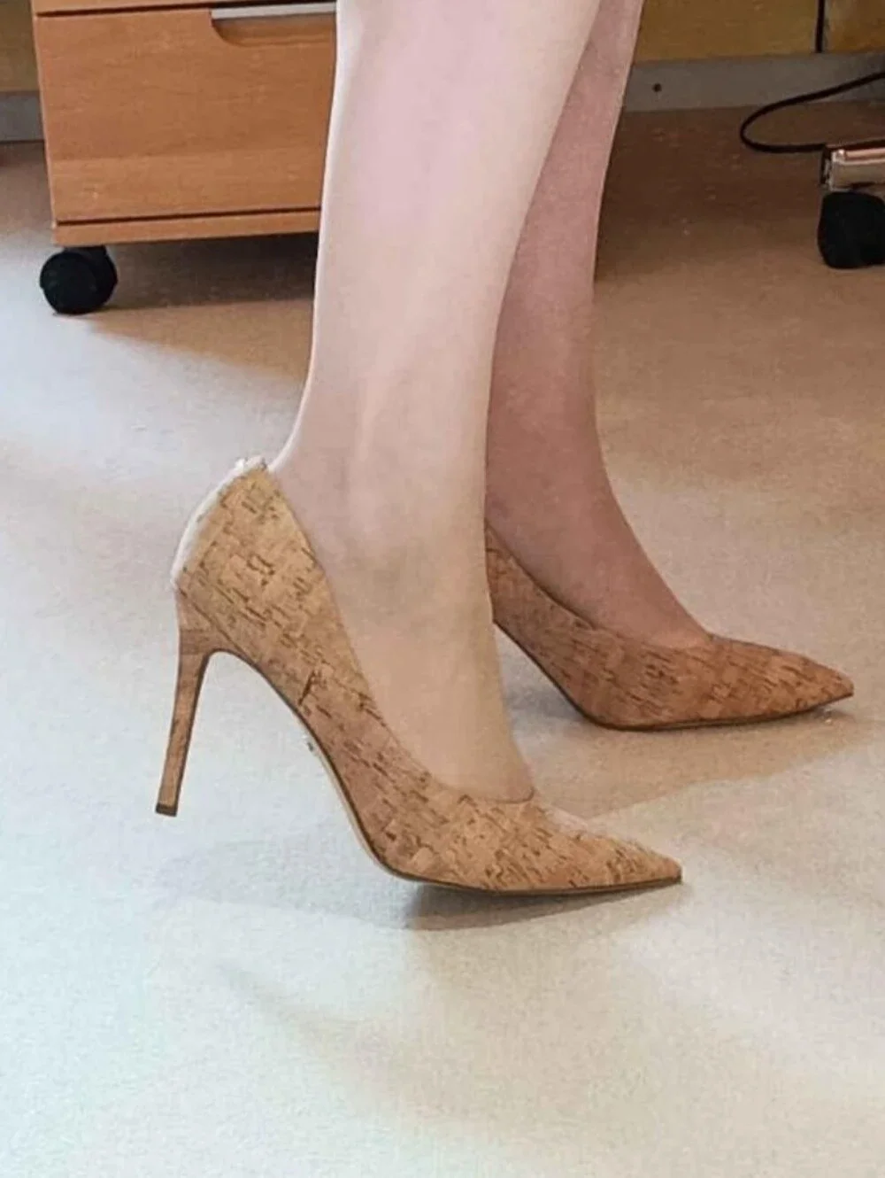 Jessica Simpson elegant pointed